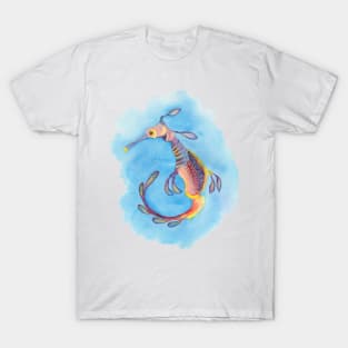 Weedy seadragon against blue background - watercolour T-Shirt